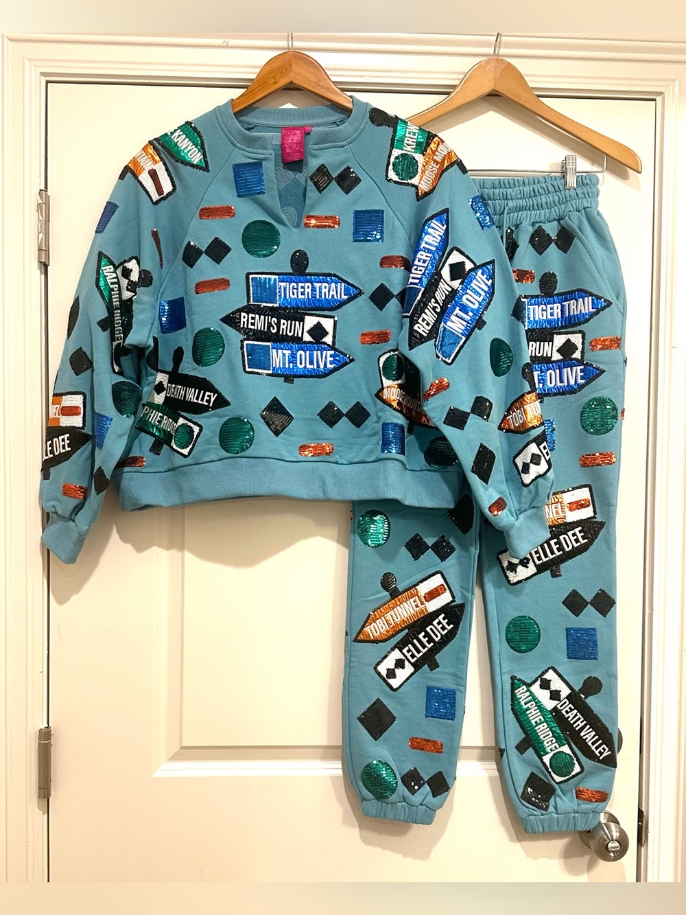 NEW Queen of Sparkles Blue Ski Signs Sweatshirt and Joggers Set. Size XS